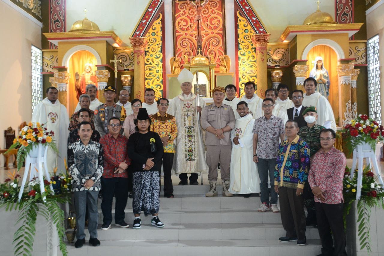 Peresmian Gereja Katolik Paroki Maria Ratu Pecinta Damai Kecamatan Air Upas Ketapang