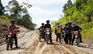 Bupati Tinjau Progres Pekerjaan Ruas Jalan Simpang Sayut Kecamatan Putussibau Selatan Menuju Nanga Saray Kecamatan Kalis