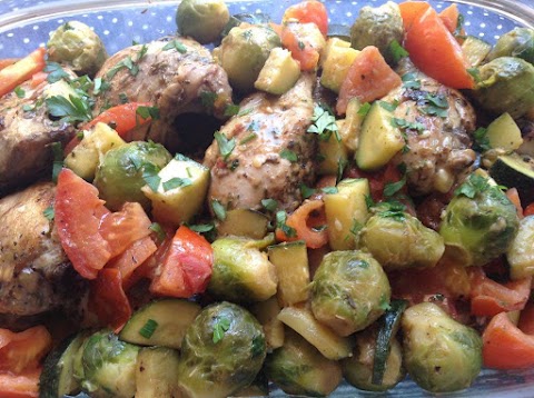 Pernas de frango com curgete, tomate e couves de bruxelas