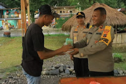 Jelang Berbuka Puasa, Kapolres Yalimo Bersama Bhayangkari Berbagi Takjil