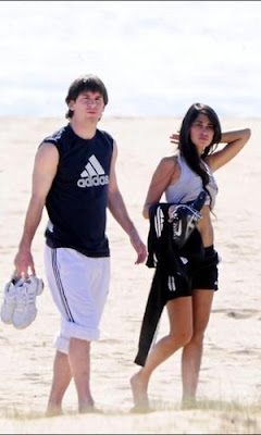 Lionel Messi with Wife Pics
