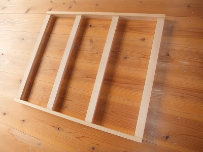 小上がりの座面の中央部に当たる２本の支え材を作る