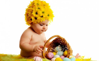 playing-baby-with-wearing-sunflower-hat-pics