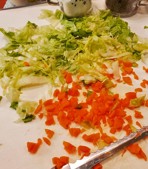 tomato and lettuce garnish