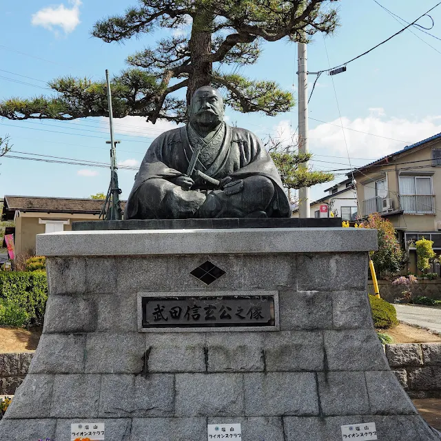 塩山駅　武田信玄像