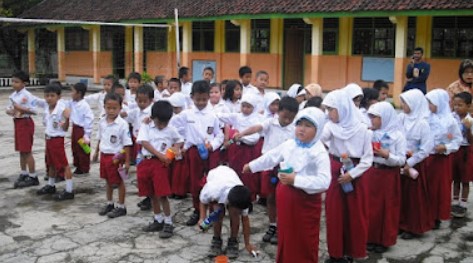 Usaha Minuman Anak Sekolah di Bandung