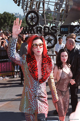 Rose at 1998 MTV music awards