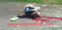 Sacan a mujer de su casa y la ejecutan en la calle en Lázaro Cárdenas Michoacán