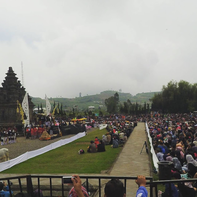 foto pemotongan rambut gimbal dieng