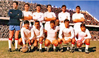 SEVILLA C. F. - Sevilla, España - Temporada 1967-68 - Bonilla, Isabelo, Costas, Toni, Santos y Rivera; Polo, Redondo, Bergara, Eloy I y Lora - SEVILLA C. F. 2 (Lora y Bergara) F. C. BARCELONA 1 (Fusté) - 31/12/1967 - Liga de 1ª División, jornada 14 - Sevilla, España, estadio Ramón Sánchez Pizjuán