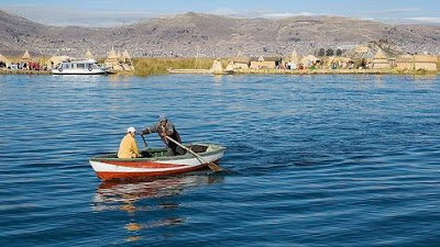 Foto de personas navegando en el Lago Titicaca