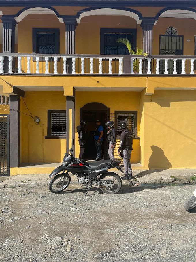 Mujer mata a puñaladas a uno de tres presuntos delincuentes sorprendió dentro de su vivienda en el municipio Los Alcarrizos