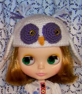 http://translate.google.es/translate?hl=es&sl=en&tl=es&u=http%3A%2F%2Fbellasartes.blogspot.com.es%2F2011%2F03%2Fretro-owl-hat-for-blythe-free-pattern.html