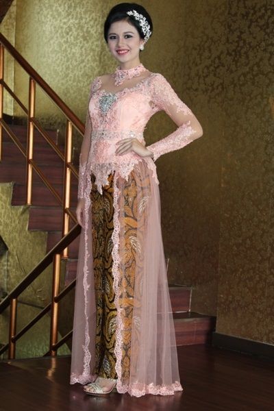 21 model kebaya  modern  untuk  wisuda  warna  peach bagus 