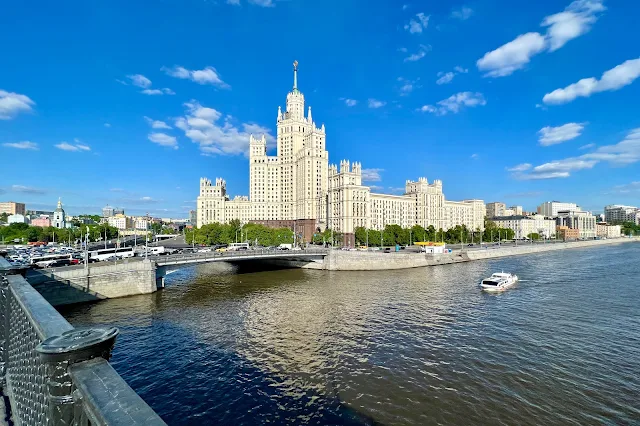 вид с Большого Устьинского моста, Котельническая набережная, Москва-река