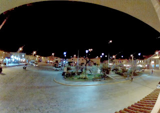 Praça central de Ollantaytambo / Peru à noite.