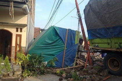 Truk gandeng tabrak pagar rumah di Jombang,lalu timpa mobil 