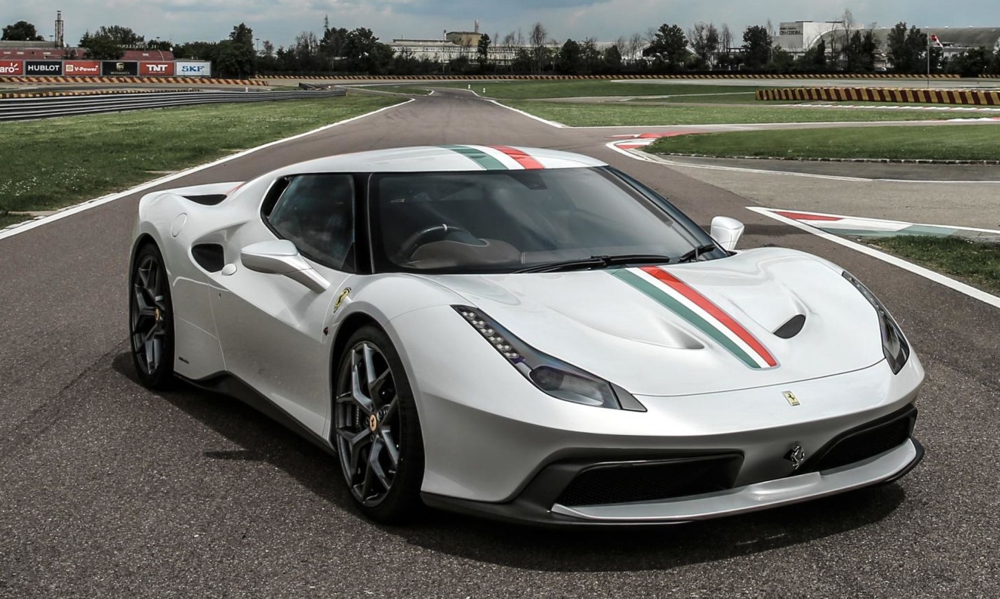 Gambar Mobil Ferrari Warna Putih