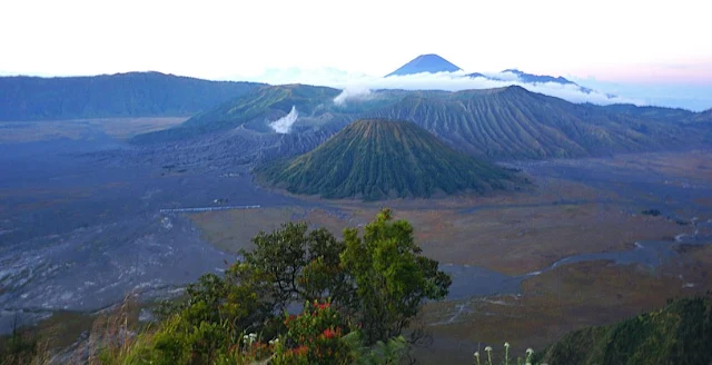 menikmati kemegahan alam bromo