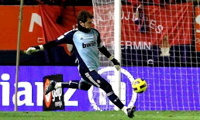 Casillas shot the ball during Osasuna-Madrid match
