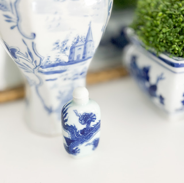 small blue white Chinese chinoiserie snuff bottle