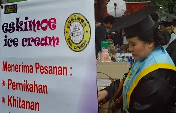 es-krim-eskimoe-hadir-di-acara-wisuda-Universitas-Indraprasta