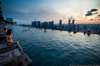 Foto Kolam Berenang Yang Berada Di Gedung Setinggi 200 Meter [ www.BlogApaAja.com ]