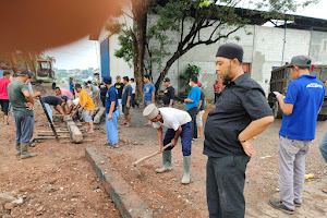 Mulyani Bersama H.Sobri dan Keluarga Besar Hj Suhati Dibantu Warga Bangun Jalan Secara Swadaya
