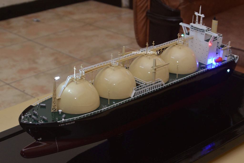 foto gambar miniatur kapal maleo lng tanker ship terbaru