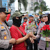 May Day, Polisi di Bandar Lampung Bagikan Bunga Hingga Makanan Gratis Kepada Peserta Unjuk Rasa