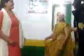 Agra Teachers Viral Video | आगरा में शिक्षिकाओं ने स्कूल के कमरे में जमकर लगाए ठुमके, वीडियो वायरल