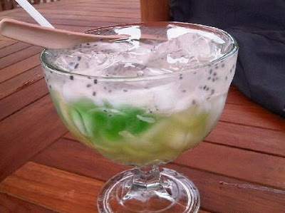  Salah satu minuman yang yang sangat terkenal di daerah kawasan pulai bali adalah es Kuwut Aneka Resep ES Kuwut Pulau Dewata