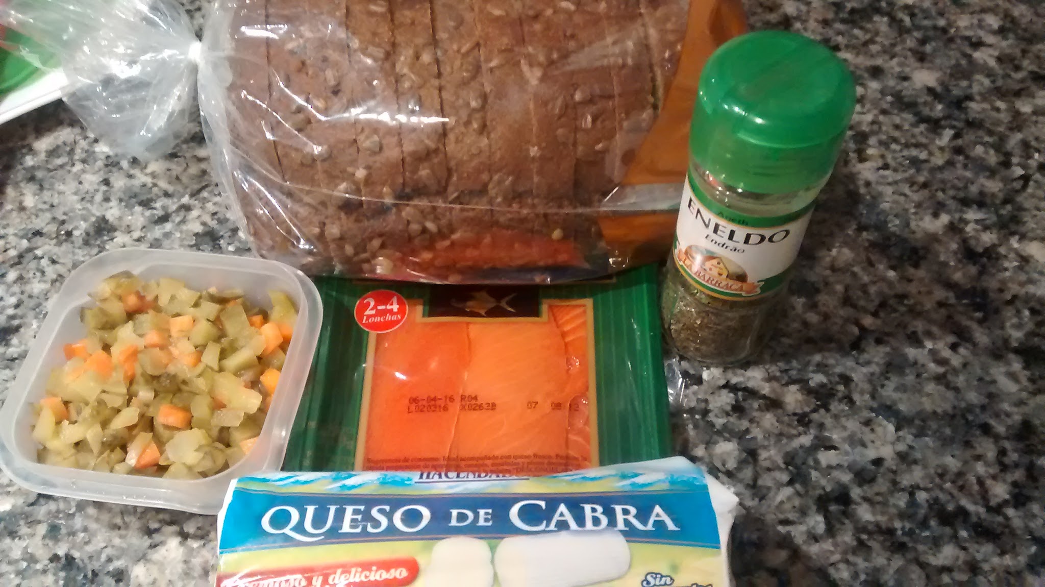 Smorrebrod de queso, salmón y pepinillos (@mibaulviajero)