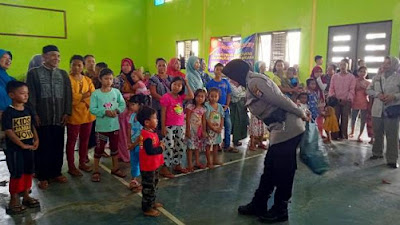 Pasca Banjir Bandang Lebak, Polwan Polres Lebak Berikan Trauma Healing