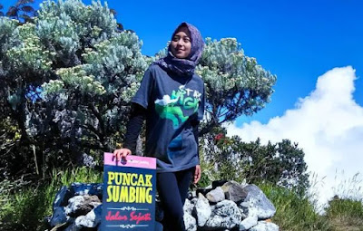 Pakaian untuk Pendaki Wanita Berhijab