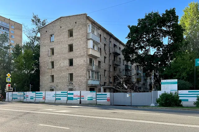 Маломосковская улица, бывший жилой дом 1965 года постройки (в процессе сноса)