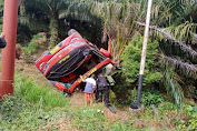 Nyaris Masuk Jurang, Bus Pengangkut Personel Brimob Polda Sumsel Terbalik di Jambi