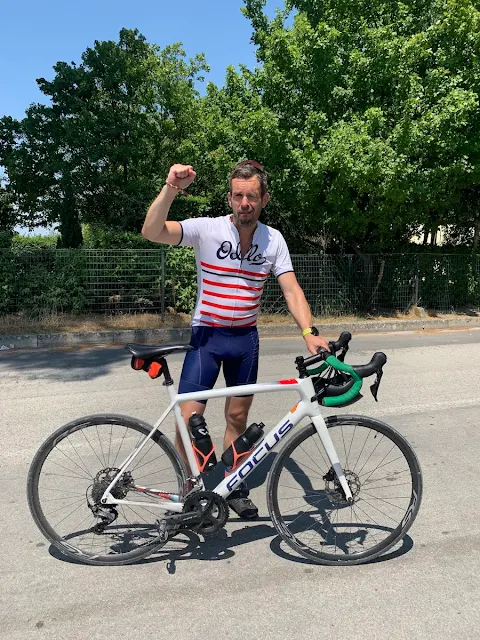 a cyclist enjoy cycling in Marche region with Veloce carbon road bike rental