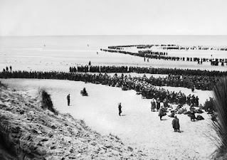 British troops evacuating Dunkirk beach in 1940