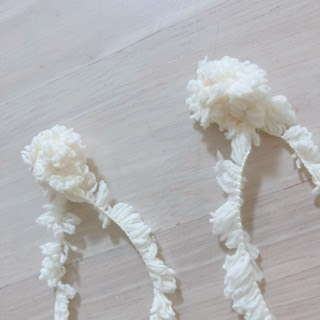 綿を詰めずに小さな毛糸玉を2つ作る