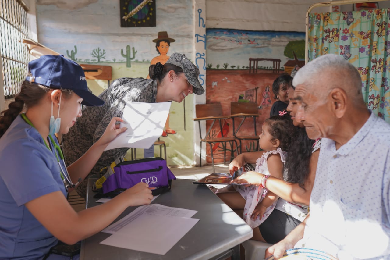 https://lanochedelarcoiris.blogspot.com/Fuerza Aérea Colombiana (FAC) realizó brigada de salud en la comunidad indígena wayuu de Aujero