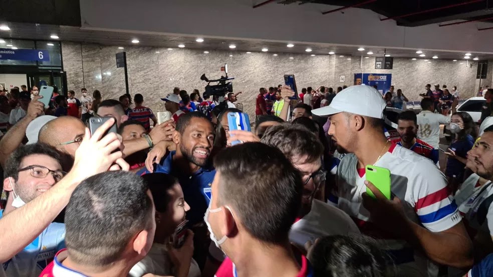 Torcida do Fortaleza faz festa em jogo da Libertadores na Arena