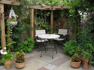 Lovely small courtyard garden design