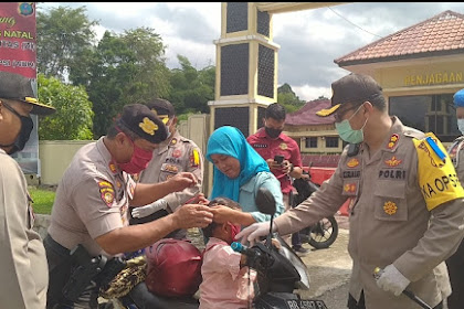 Kapolres Madina Bagikan Masker Kepada Para Pengemudi Kenderaan, Yang Melintasi Mako Polres Madina