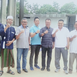 Sekda Kota Batam Jefridin Hamid Serahkan Bantuan Sapi Kurban di Masjid Hidayatul Ulum Sagulung 