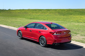 Rear 3/4 view of 2018 Hyundai Sonata Limited 2.0T