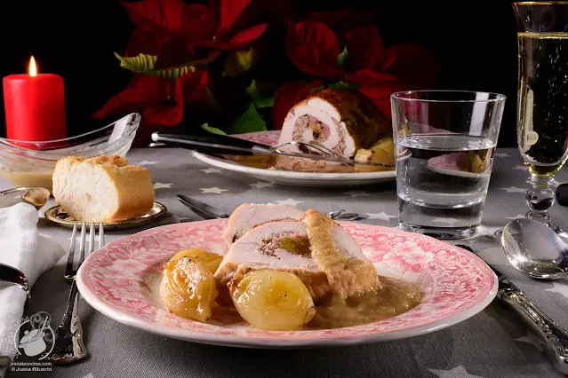 Pechuga de pavo rellena con guarnición de cebollitas glaseadas