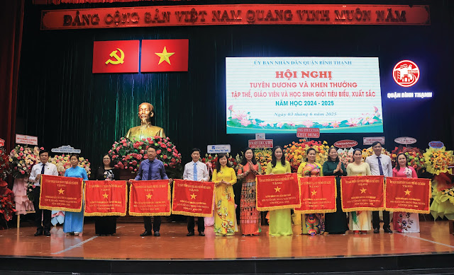 Đồng chí Triệu Lệ Khánh và đồng chí Thái Thị Hồng Nga  trao cờ thi đua của thành phố cho các tập thể. (Ảnh: MD)