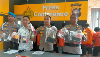 Kapolres Singkawang, AKBP Fatctur Rochman, yang di dampingi Kasat Narkoba, IPTU Dwi Haryanto Putro saat memberikan keterangan kepada pers di Mapolres Singkawang pada Rabu (31/1).