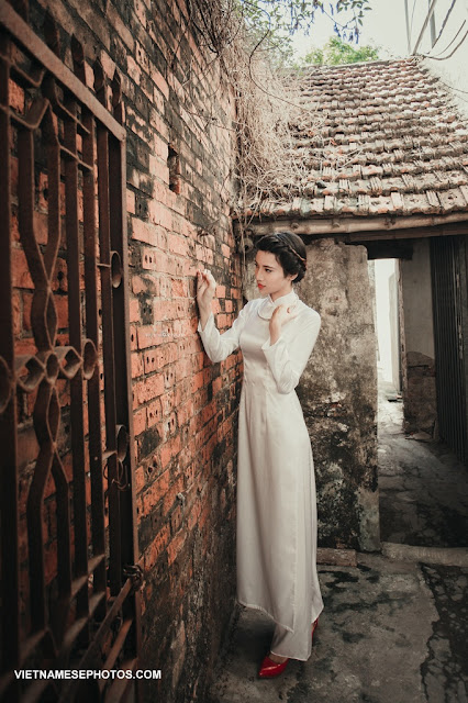 Vietnamese girl wearing ao dai in Hoi An Old Town  2